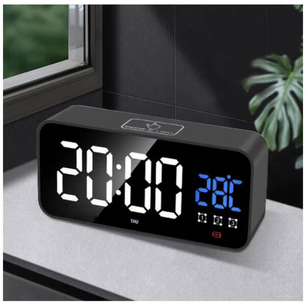 Digital LED vækkeur med snooze, lydaktivering, dato & temperatur – USB & batteridrift – sort, moderne og kraftigt lydniveau